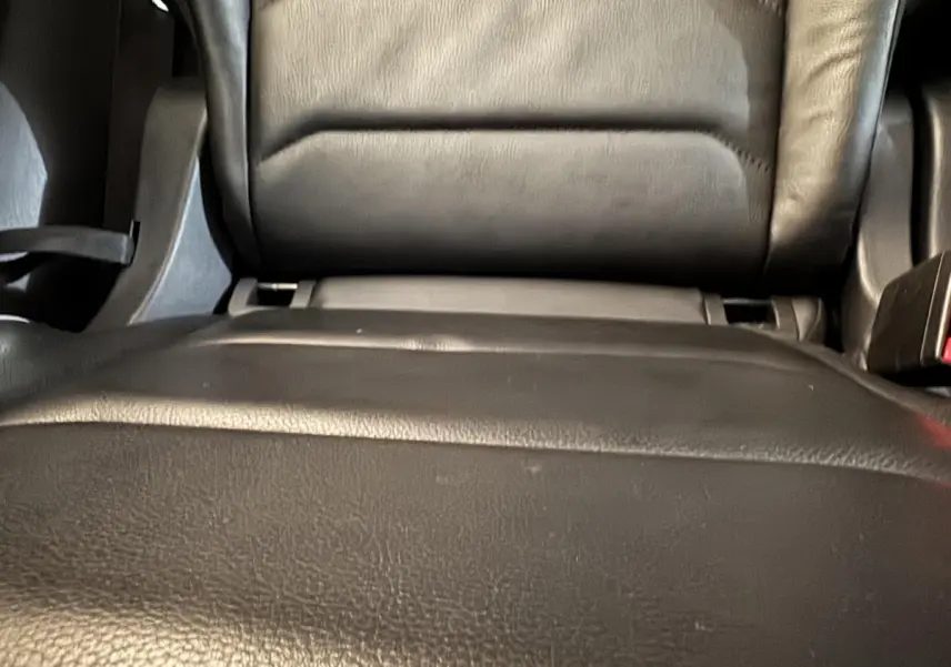 Gros plan sur l'assise en cuir noir du siège avant du Volkswagen Tiguan Allspace gris foncé.