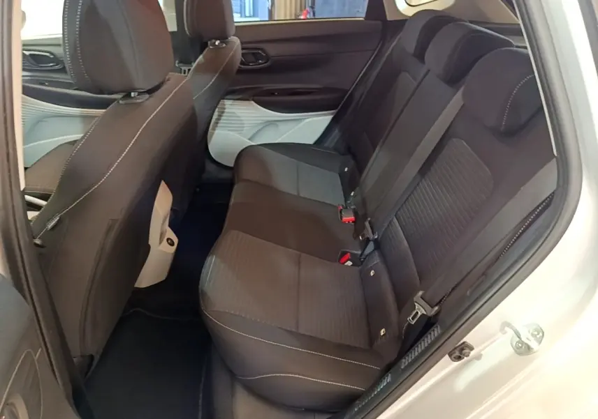 Vue intérieure côté droit sur la banquette arrière noire de la Hyundai i20 2022, avec ceinture et appuie-têtes visibles.