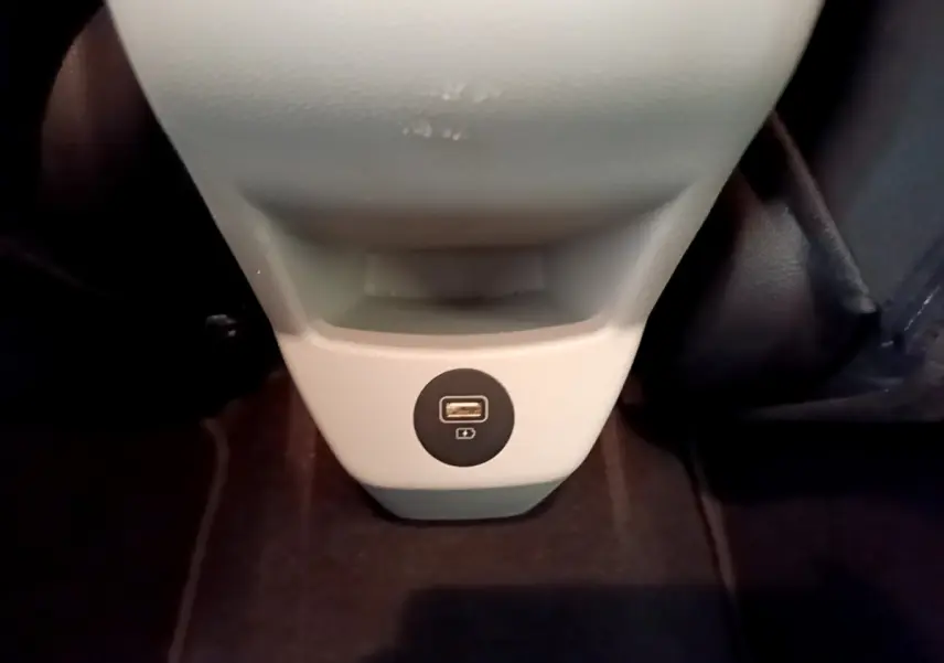 Prise USB arrière intégrée dans la console centrale grise claire d'une Hyundai i20 2022 hybride.