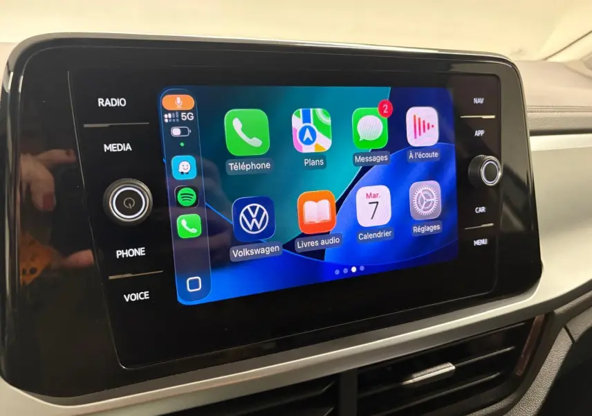 Écran tactile central du Volkswagen T-Roc 2024 affichant les applications connectées, vue intérieure rapprochée.