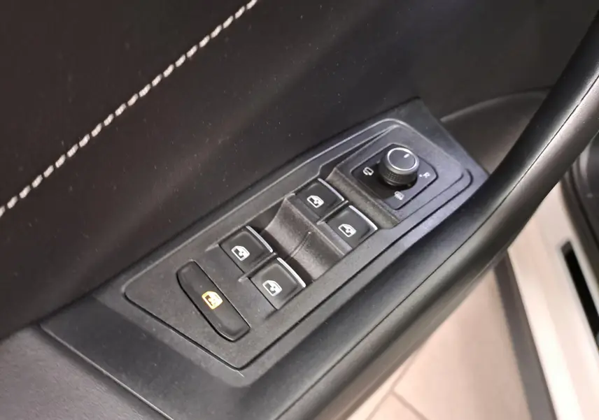 Panneau de commandes des vitres électriques et rétroviseurs côté gauche intérieur d'un Volkswagen T-Roc Gris Ascot 2024 R-Line.