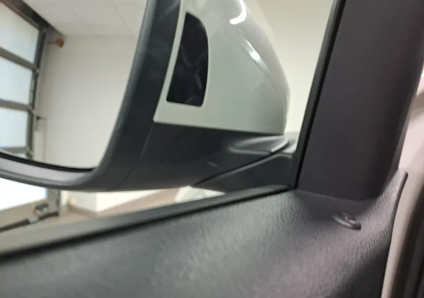 Rétroviseur extérieur côté gauche du Volkswagen T-ROC 1.5 TSI 150 DSG7 R-LINE gris Ascot, vue intérieure rapprochée.