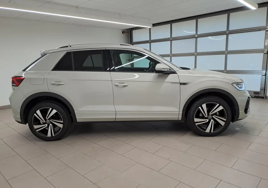 Volkswagen T-Roc 2024 gris Ascot vue de profil côté gauche avec jantes noires et blanches R-Line.