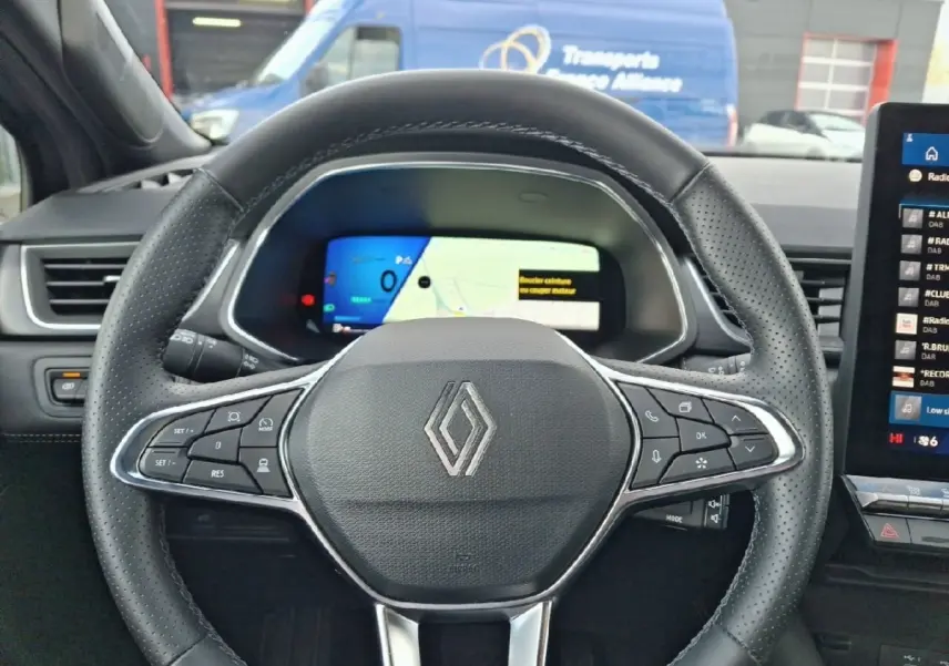 Vue centrée sur le volant noir en cuir du Renault Symbioz 2025 avec tableau de bord numérique et écran tactile latéral.