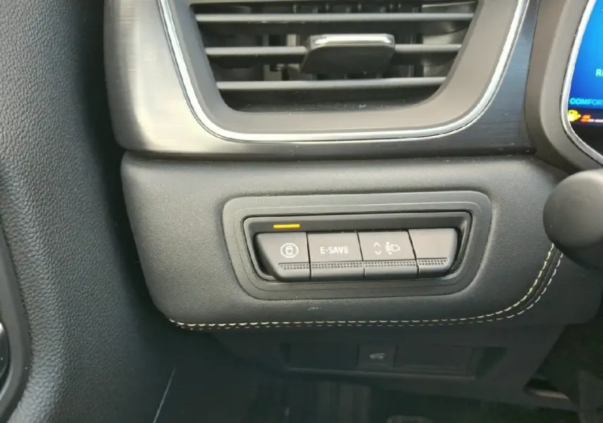 Gros plan sur les commandes noires du tableau de bord côté gauche avec surpiqûres beiges du Renault Symbioz noir.