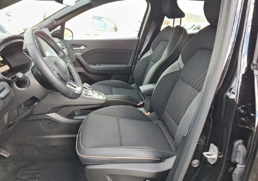 Vue intérieure côté gauche du Renault Symbioz noir, sièges avant en tissu avec surpiqûres contrastées et volant multifonctions.