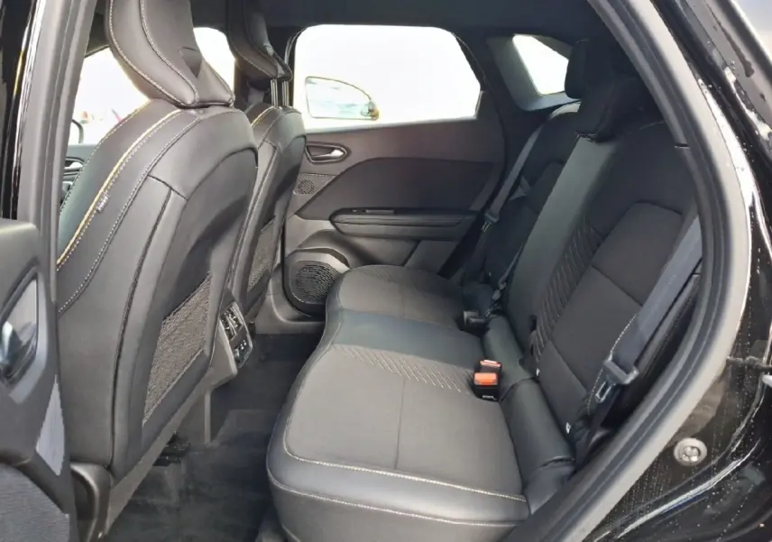 Vue intérieure arrière côté droit du Renault Symbioz noir, montrant les sièges arrière en tissu et cuir avec surpiqûres contrastantes.