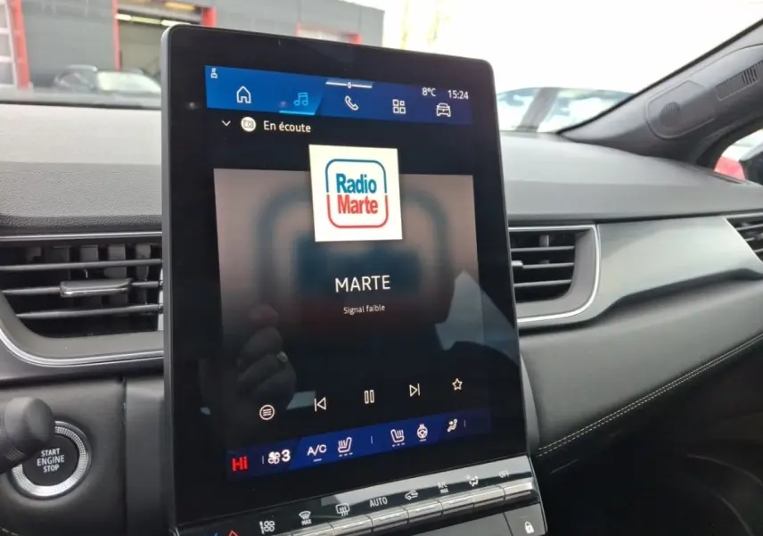 Vue rapprochée de l’écran tactile central vertical du tableau de bord noir du Renault Symbioz 2025 affichant la radio Marte.