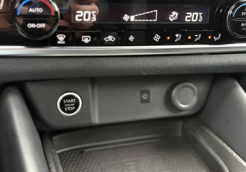 Détail du tableau de bord du Nissan Qashqai 2024, montrant le bouton Start/Stop et la commande de climatisation.