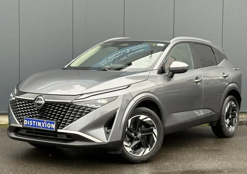 Nissan Qashqai 2024 gris Squale en 3/4 avant droit, avec jantes alliage et hayon électrique visible.