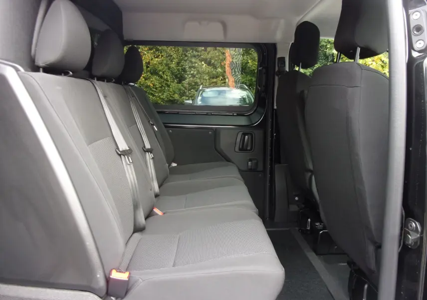 Vue intérieure côté gauche montrant la banquette 3 places en tissu gris du Citroën Jumpy Cabine Approfondie noir Perla.