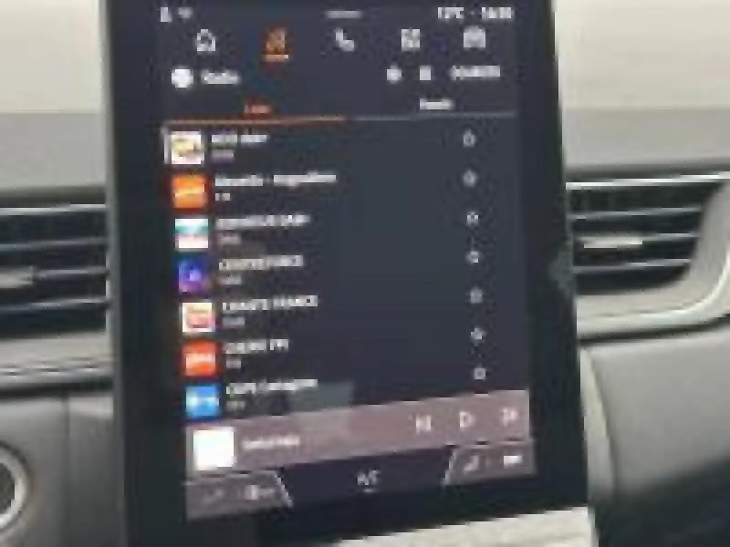 Écran tactile central du tableau de bord du Renault Captur 2025 affichant le menu multimédia.