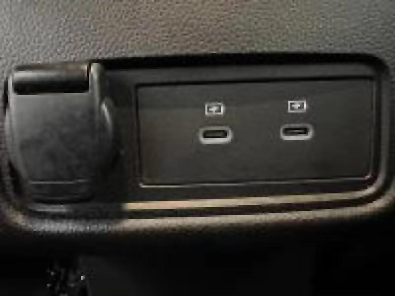 Vue rapprochée des deux ports USB-C situés sur la console centrale intérieure du Renault Captur rouge 2025.