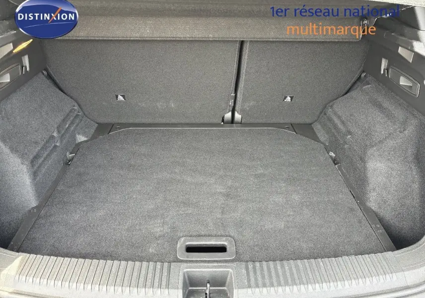 Coffre spacieux et vide du Renault Austral 2024, vue de l'arrière avec revêtement gris foncé.