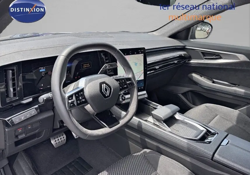 Vue intérieure côté conducteur du Renault Austral 2024 avec volant compact, écran tactile vertical et sellerie noire.