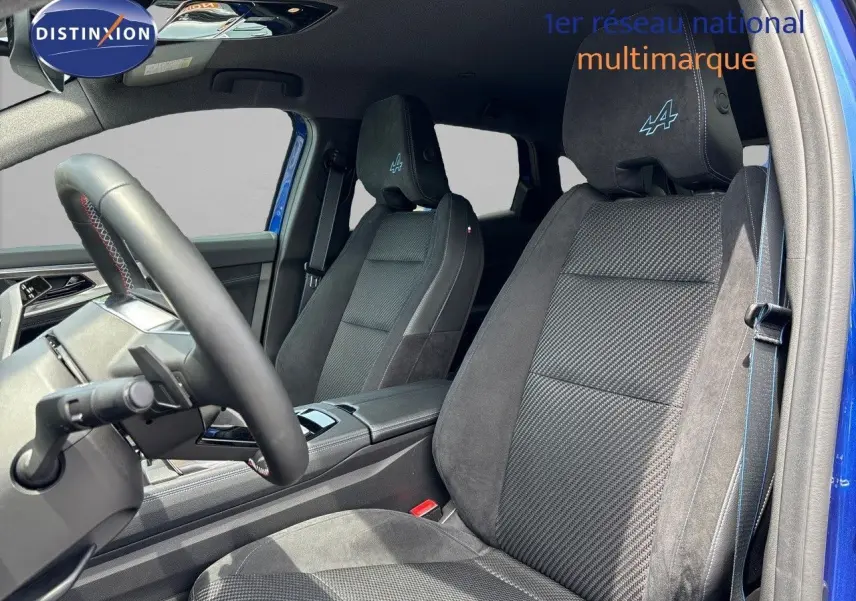 Vue intérieure côté conducteur du Renault Austral 2024 bleu Iron Metal, sièges noirs avec logo Alpine brodé sur appuie-tête.