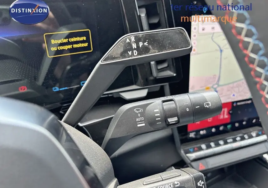 Gros plan sur les commandes de boîte automatique et essuie-glace du Renault Austral 2024, intérieur moderne avec écran tactile.