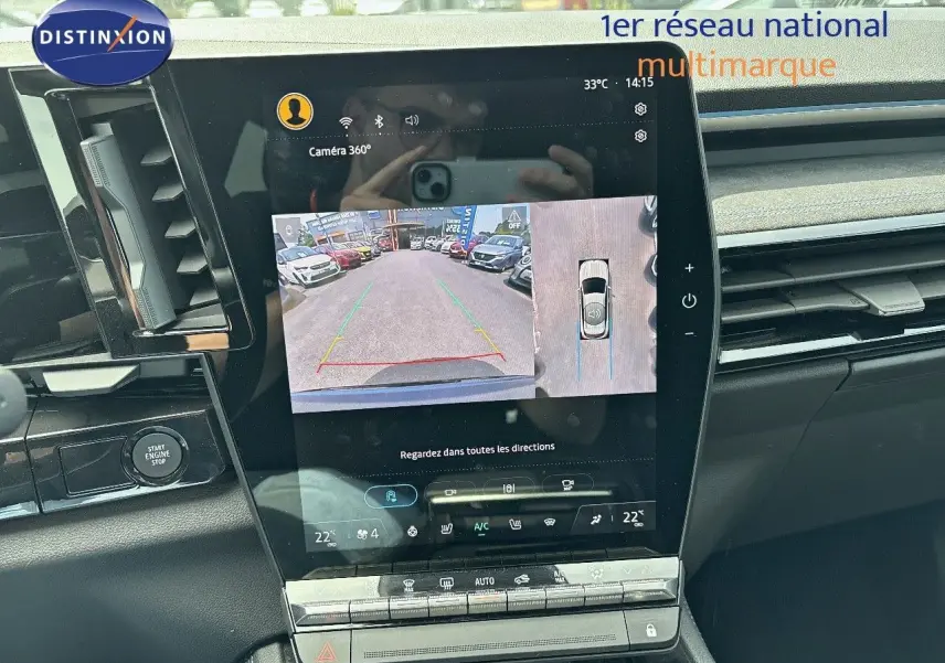 Écran central du Renault Austral 2024 montrant la caméra 360° avec vue arrière et plan en plongée du véhicule.