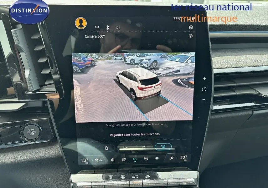 Écran central affichant la caméra 360° du Renault Austral bleu iron metal avec toit noir en vue arrière 3D.