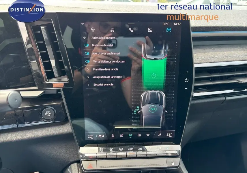 Écran tactile central du tableau de bord du Renault Austral 2024 montrant les aides à la conduite et la climatisation.