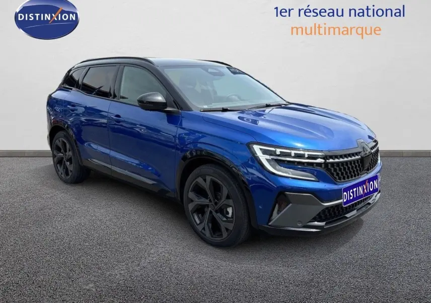 Renault Austral 2024 bleu Iron Metal avec toit noir, vue 3/4 avant mettant en valeur ses jantes noires et calandre distinctive.
