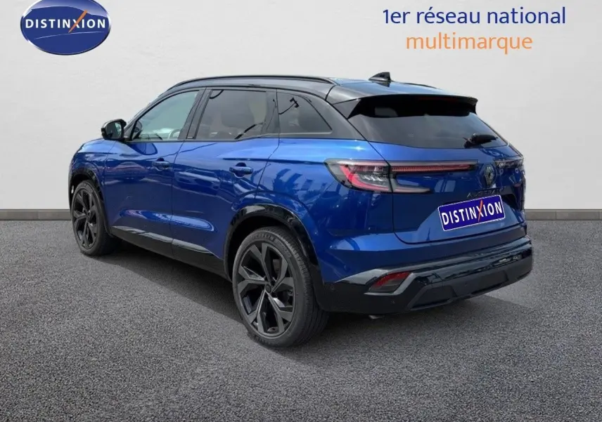 Vue 3/4 arrière gauche du Renault Austral 2024 bleu Iron Metal avec toit noir et jantes noires distinctives