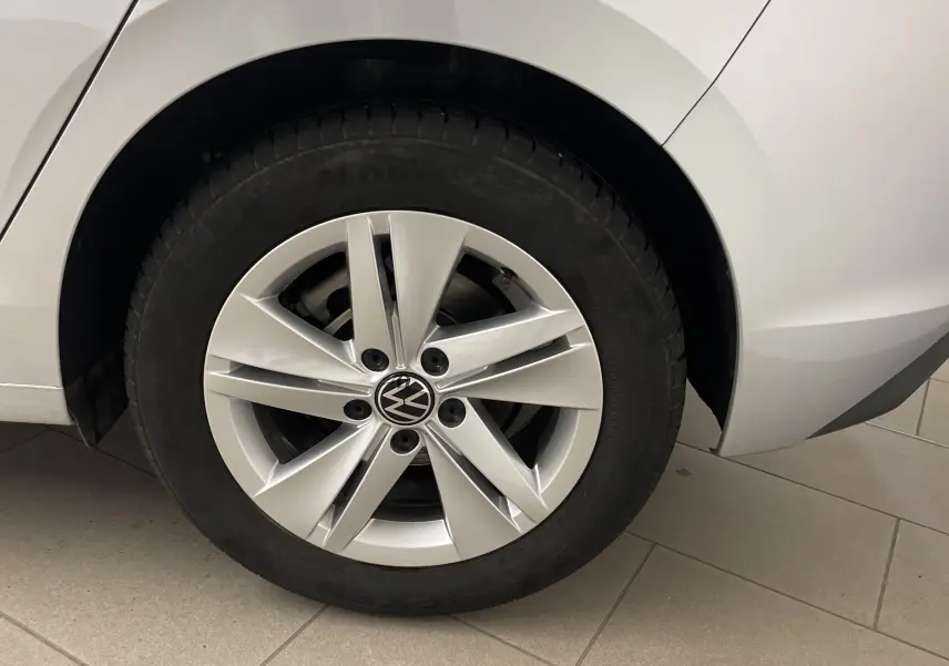 Gros plan sur la roue arrière droite argentée d'une Volkswagen Golf 2.0 TDI 115 DSG7 finition Life Business.