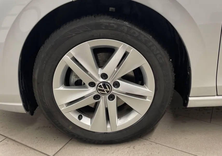 Gros plan sur la roue avant gauche argentée d'une Volkswagen Golf 2.0 TDI 2022 avec jante alu et peinture métallisée.