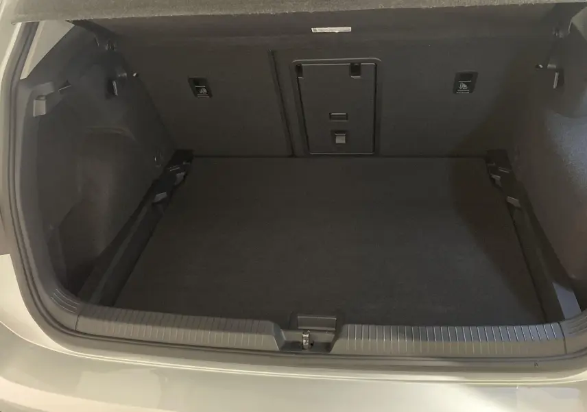 Coffre ouvert vu de l'arrière d'une Volkswagen Golf 2.0 TDI 115 DSG7 Life Business en peinture métallisée reflet d'argent.