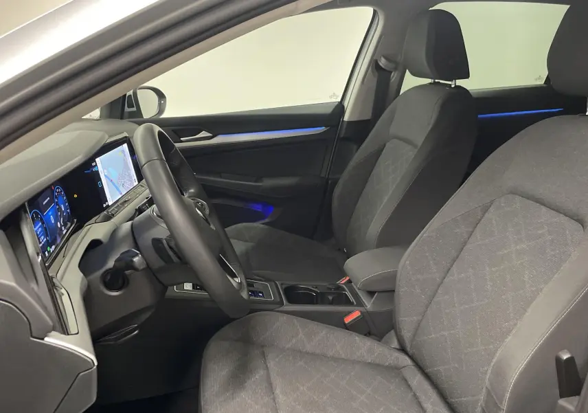 Intérieur avant droit d'une Volkswagen Golf 2.0 TDI 115 DSG7 Life Business argent avec éclairage d'ambiance bleu