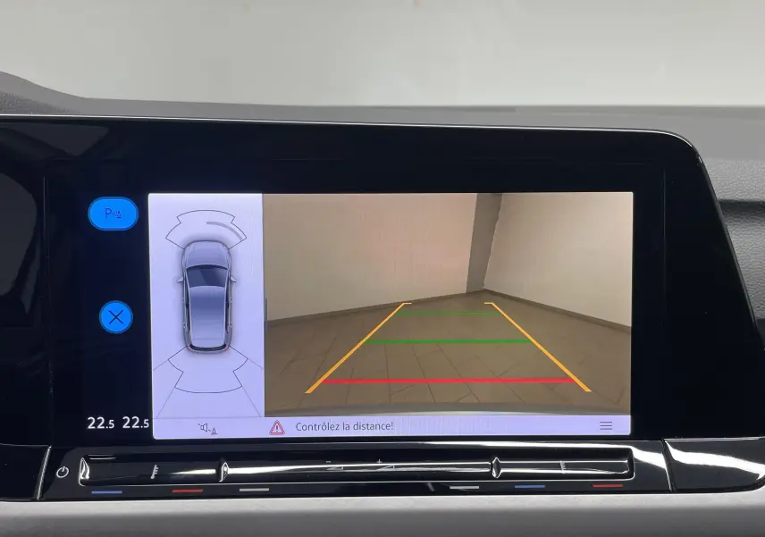 Écran central d'une Volkswagen Golf 2022 en Reflet d'argent montrant la caméra de recul avec guidage coloré.