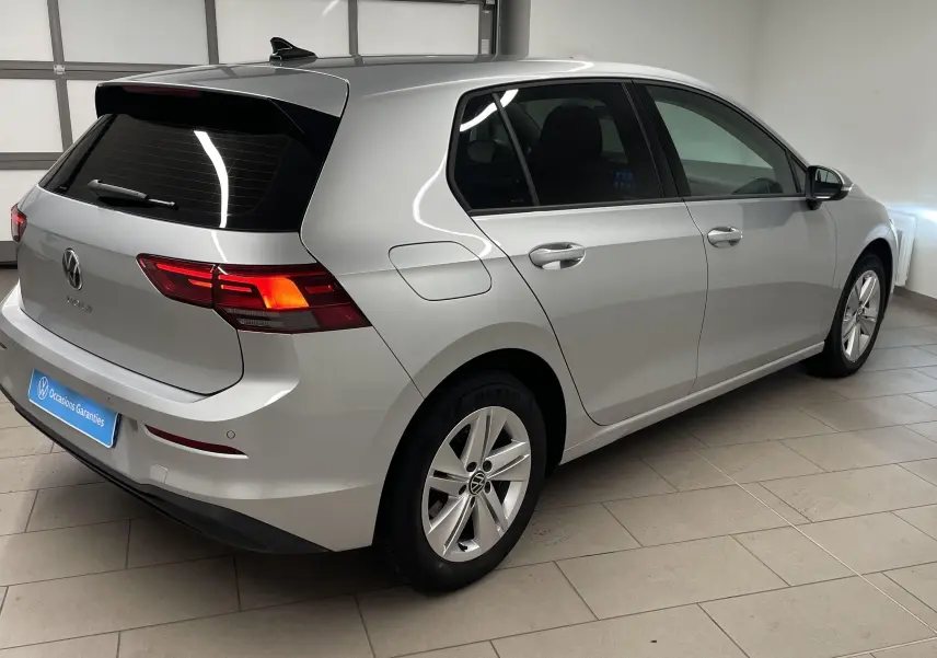 Volkswagen Golf 2022 en reflet d'argent vue 3/4 arrière côté droit avec caméra de recul visible.