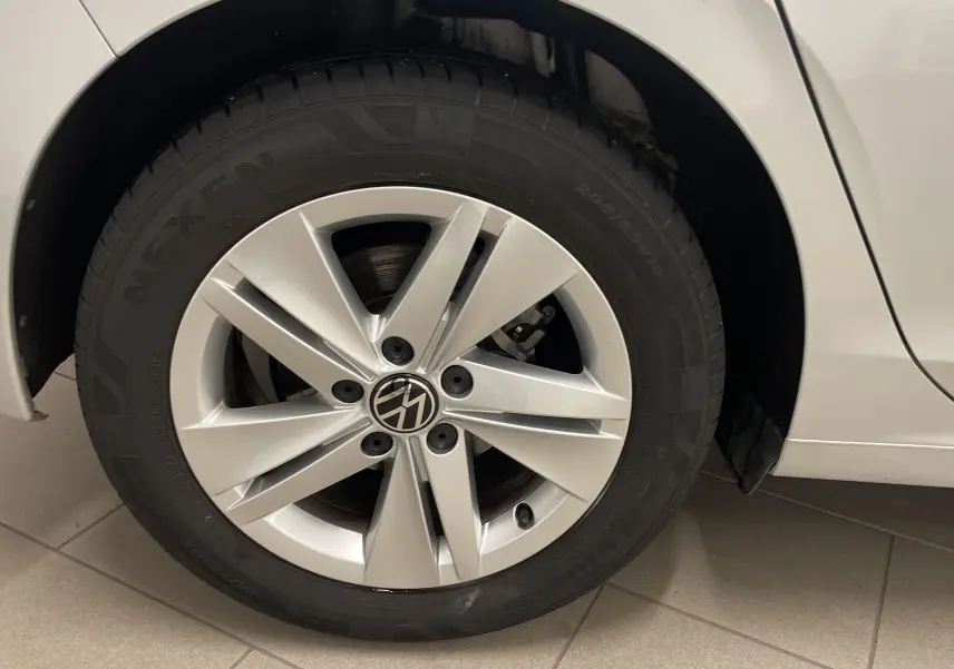 Gros plan sur la roue arrière droite argentée d'une Volkswagen Golf 2.0 TDI 2022 avec peinture métallisée.