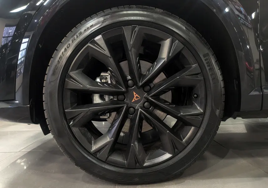 Gros plan sur la jante noire 19 pouces au design dynamique du CUPRA Formentor eHybrid 2025 Noir Minuit.