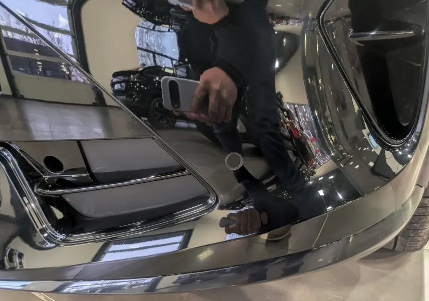 Gros plan sur le pare-chocs avant noir minuit du CUPRA Formentor eHybrid 2025, avec capteur de stationnement visible.