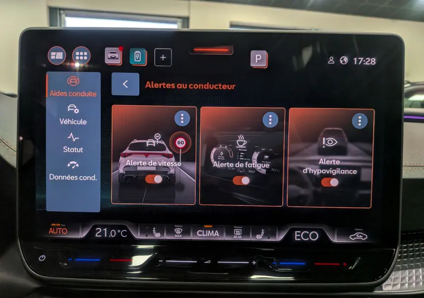 Écran tactile intérieur de la CUPRA Formentor eHybrid noir Minuit, affichant les alertes au conducteur en mode nuit.