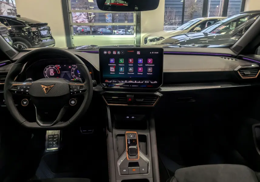 Intérieur de la CUPRA Formentor eHybrid 2025 en noir, vue frontale sur le tableau de bord et écran tactile central.