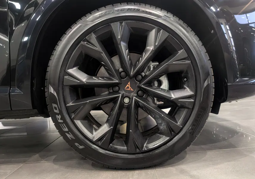 Gros plan sur la roue avant gauche noire du CUPRA Formentor eHybrid 2025 avec jante alliage noire au design dynamique.