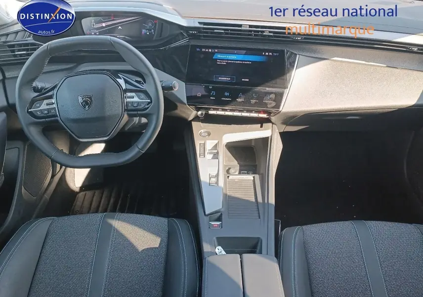 Vue intérieure avant de la Peugeot 408 Hybrid 145 allure avec tableau de bord numérique et volant cuir noir.
