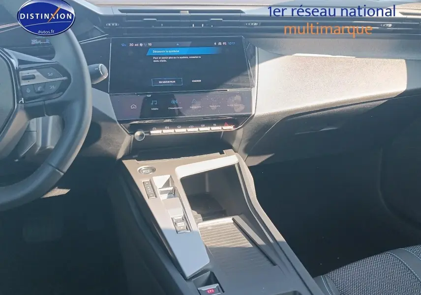 Vue intérieure côté conducteur de la Peugeot 408 Hybrid 145 allure e-dcs6 avec écran tactile et console centrale moderne.