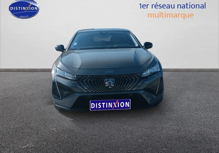 Peugeot 408 Hybrid 145 allure e-dcs6 gris sellenium vue de face avec calandre et phares LED distinctifs.