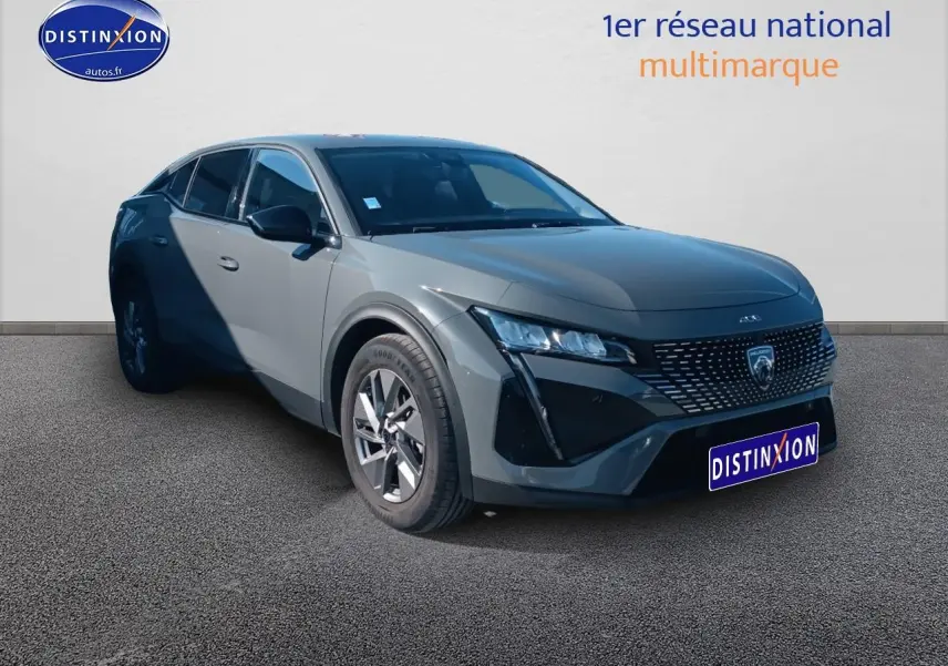 Peugeot 408 Hybrid gris sellenium vue 3/4 avant droit avec calandre distinctive et jantes alu.