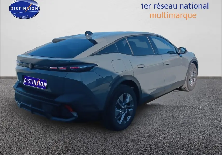 Vue 3/4 arrière droite d'une Peugeot 408 Hybrid 145 allure gris sélénite avec vitres surteintées et jantes alu.