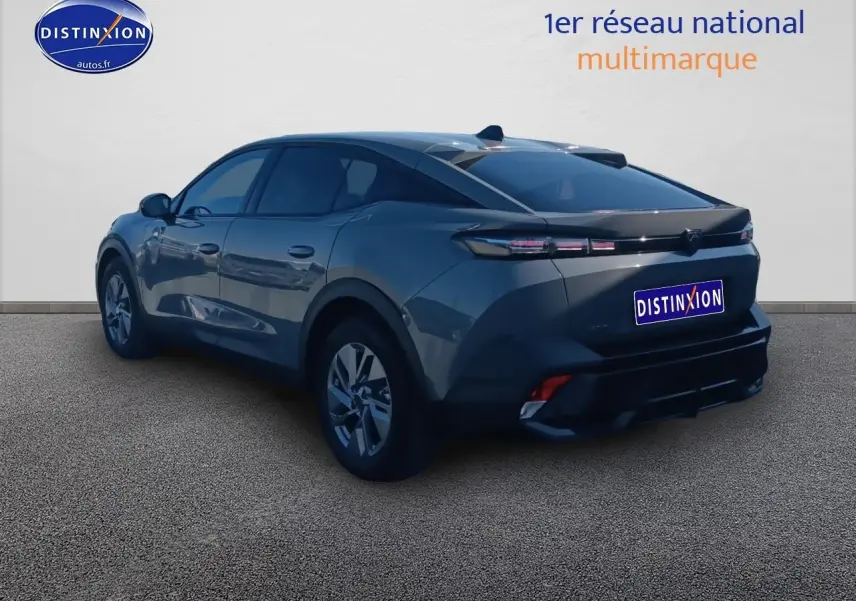 Peugeot 408 Hybrid 145 allure gris sélénite vue 3/4 arrière droit avec feux arrière LED et jantes alu.