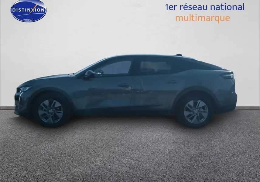 Profil droit d'une Peugeot 408 Hybrid 145 allure gris sélénite, avec jantes alu et vitres teintées.