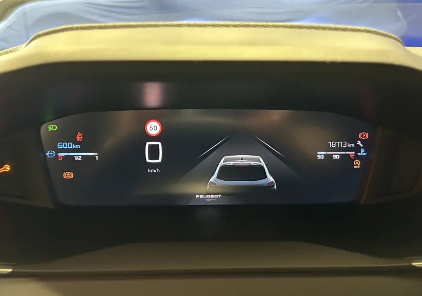 Affichage numérique du tableau de bord Peugeot 208 2025 montrant la caméra 360° et les informations de conduite.