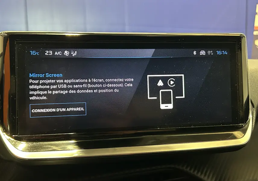 Écran tactile central de la Peugeot 208 Turbo 100 BVM6 Allure affichant l'interface Mirror Screen.