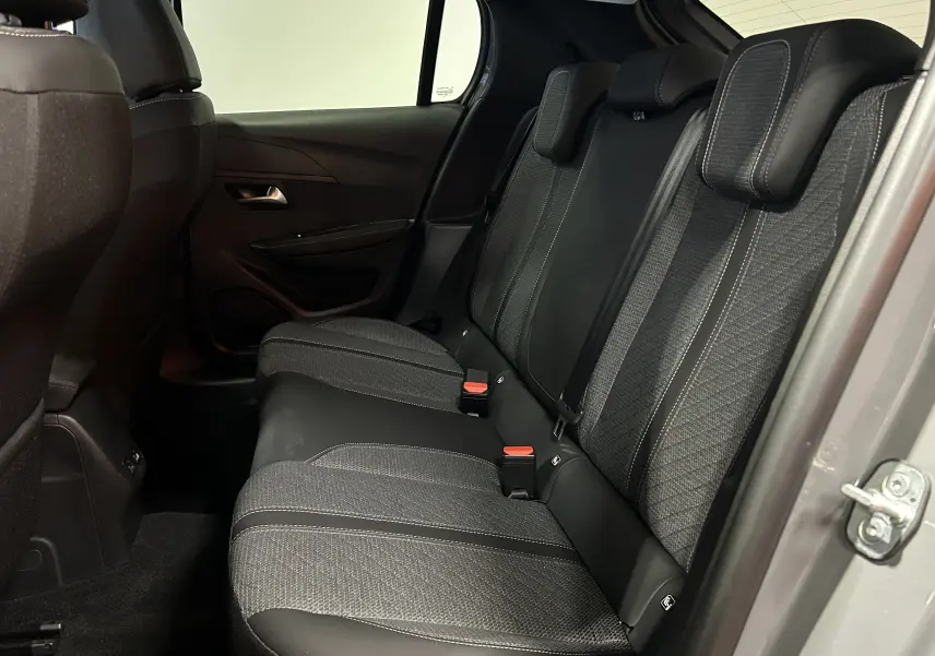 Vue intérieure côté droit des sièges arrière en tissu et cuir noir de la Peugeot 208 gris Selenium 2025.