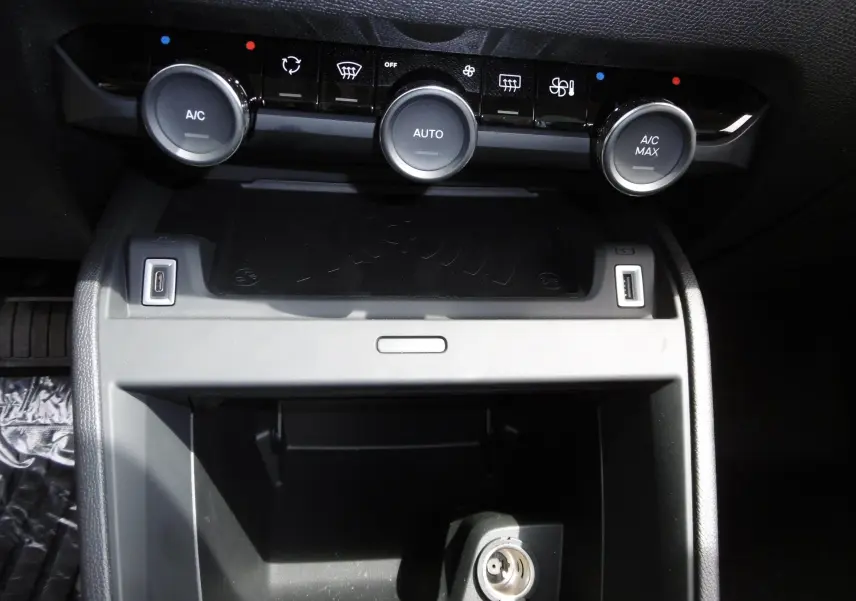 Détail de la console centrale de la Citroën C4 X blanche 2023 avec commandes climatisation et ports USB visibles.