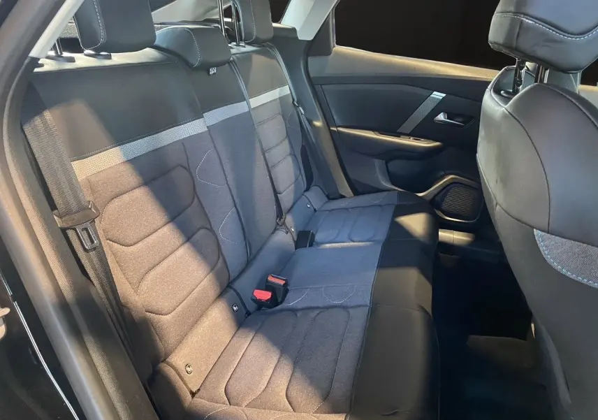 Vue intérieure arrière gauche des sièges arrière gris et noir de la Citroën C4 BlueHDi 130 Plus 2023.